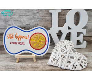 Stickdatei ITH - Mug Rug Spruch "Shit happens, Coffee helps